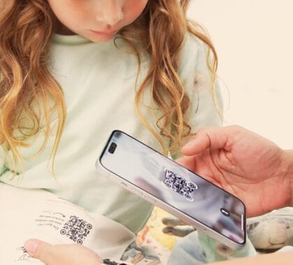 A través de un código QR